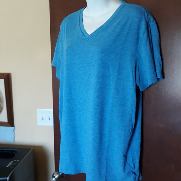 American Eagle Powder Blue V-Neck Tee - Picture 3 of 9